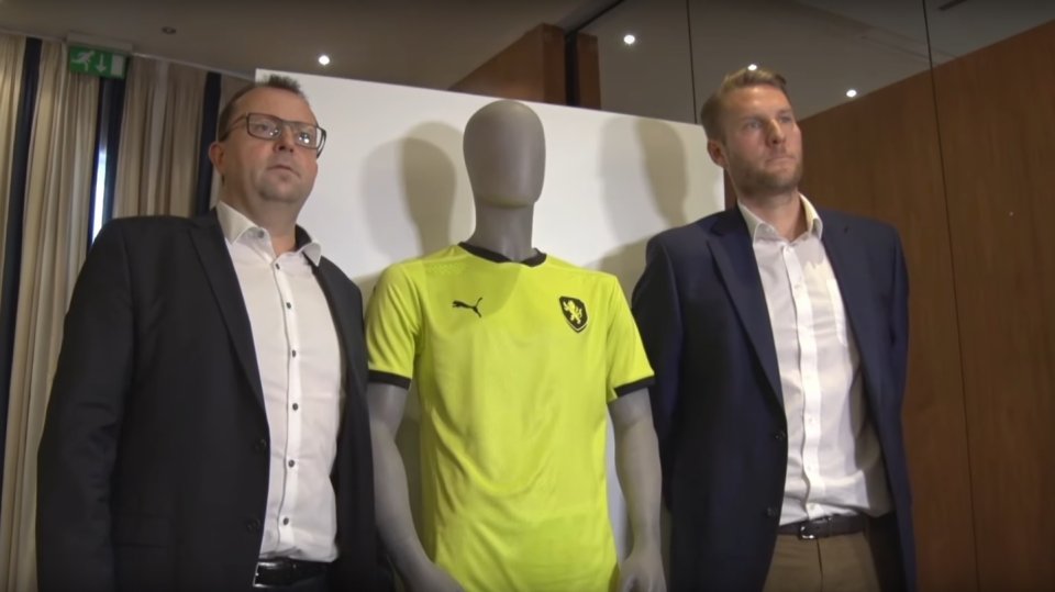 Fotbaloví funkcionáři pózují s novým dresem fotbalové reprezentace